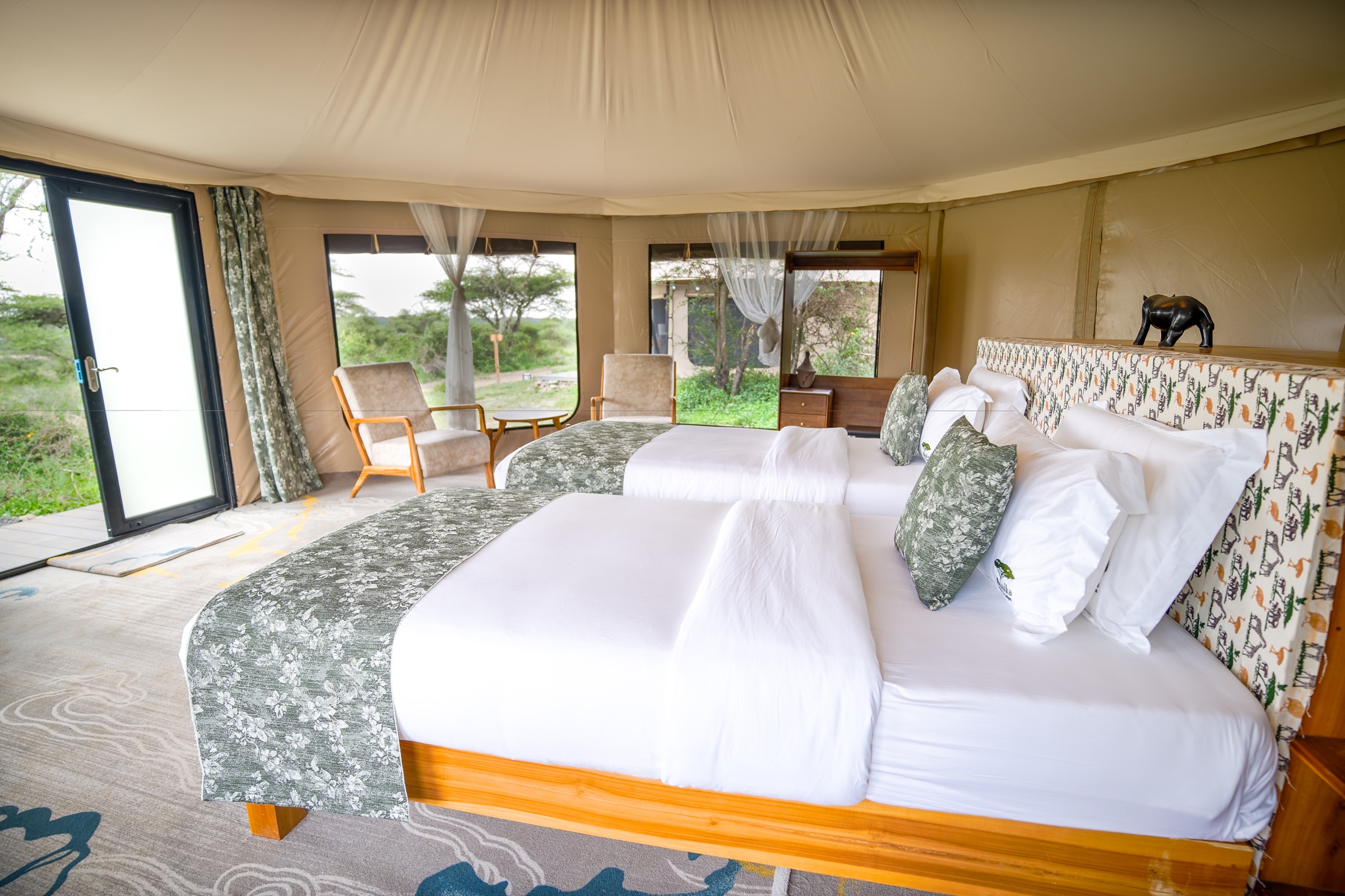 Ndutu luxury tent bedroom details